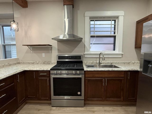 112 E GIFT Avenue, Peoria, IL 61603