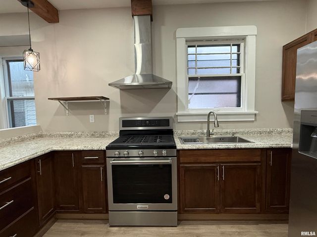 112 E GIFT Avenue, Peoria, IL 61603