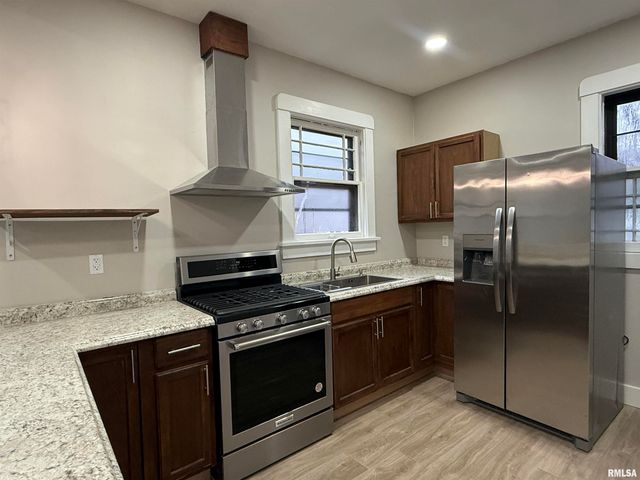 112 E GIFT Avenue, Peoria, IL 61603