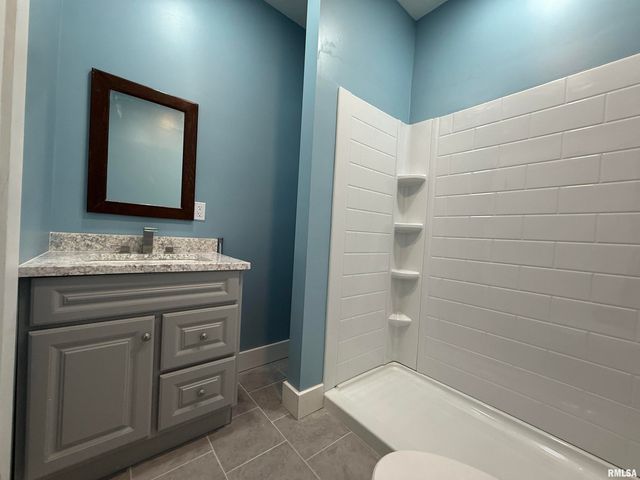 112 E GIFT Avenue, Peoria, IL 61603