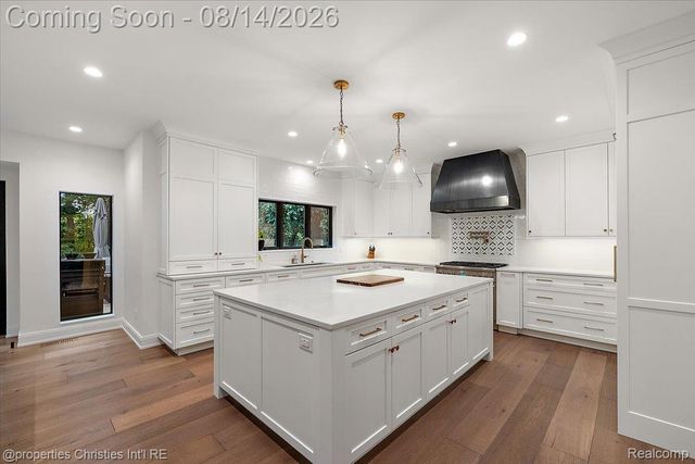 4740 W Wickford, Bloomfield Hills, MI 48302