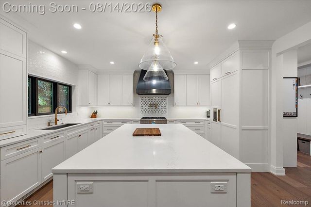 4740 W Wickford, Bloomfield Hills, MI 48302