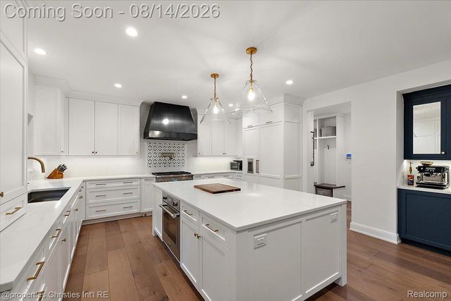 4740 W Wickford, Bloomfield Hills, MI 48302