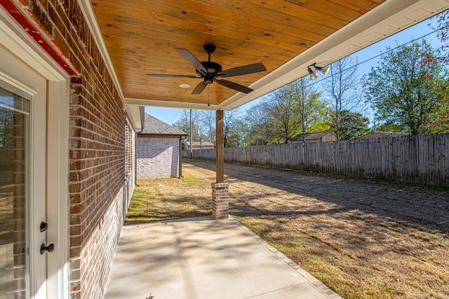 3881 Spencer Crossing Drive, Benton, AR 72019