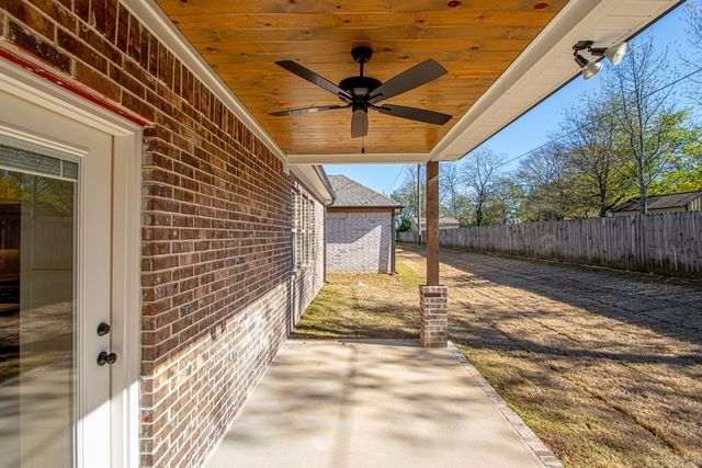 3881 Spencer Crossing Drive, Benton, AR 72019