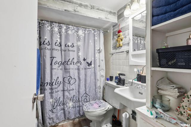 1628 25TH Avenue, Rock Island, IL 61201