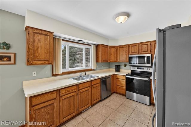 10696 Parker Court, South Lyon, MI 48178