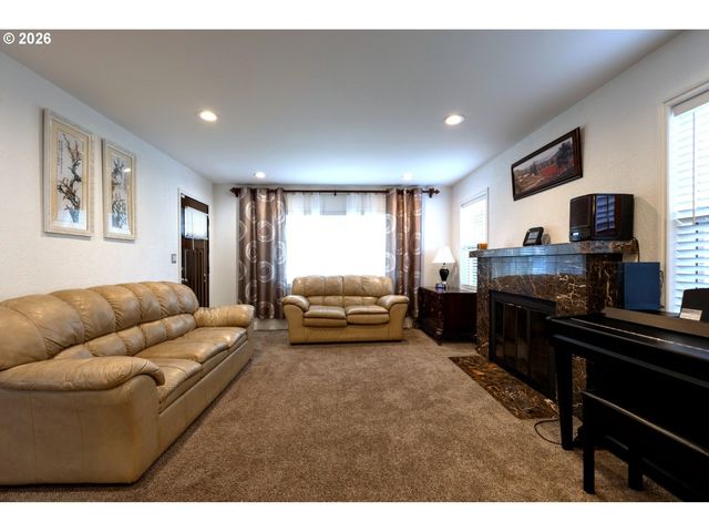 8912 Se CLAY St, Portland, OR 97216