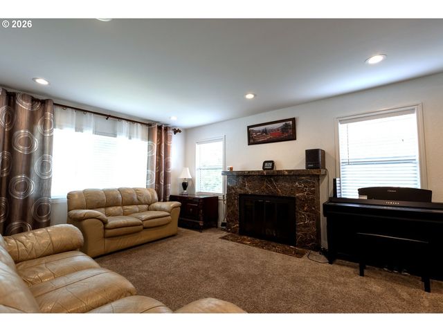 8912 Se CLAY St, Portland, OR 97216