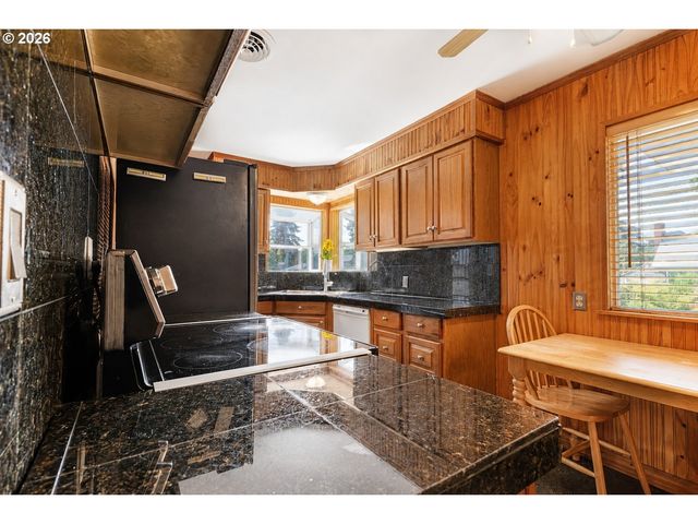 8912 Se CLAY St, Portland, OR 97216