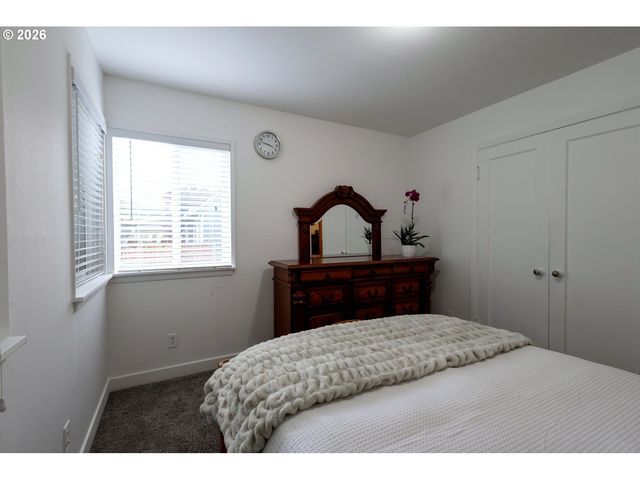 8912 Se CLAY St, Portland, OR 97216