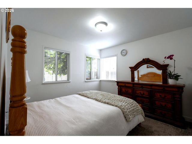 8912 Se CLAY St, Portland, OR 97216