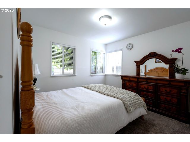8912 Se CLAY St, Portland, OR 97216