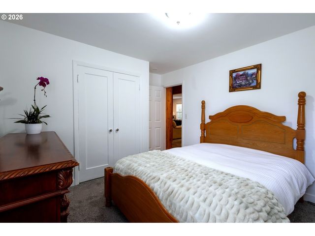 8912 Se CLAY St, Portland, OR 97216