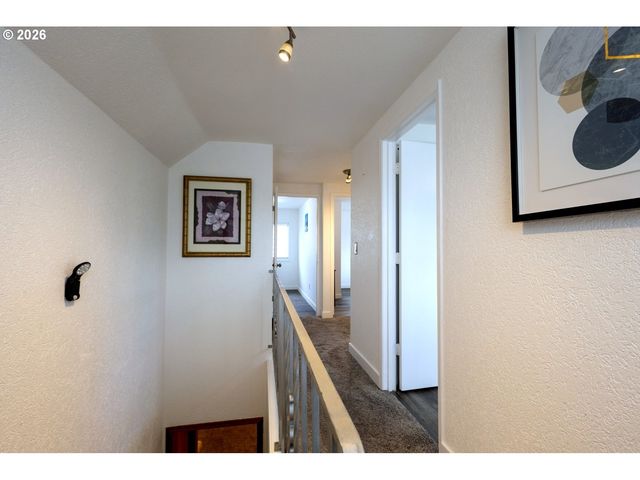 8912 Se CLAY St, Portland, OR 97216