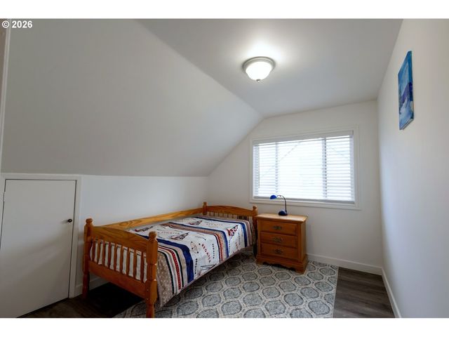 8912 Se CLAY St, Portland, OR 97216