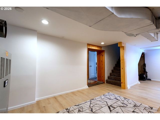 8912 Se CLAY St, Portland, OR 97216