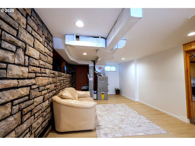 8912 Se CLAY St, Portland, OR 97216