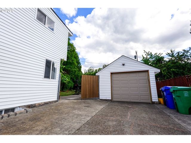 8912 Se CLAY St, Portland, OR 97216