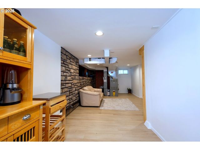 8912 Se CLAY St, Portland, OR 97216