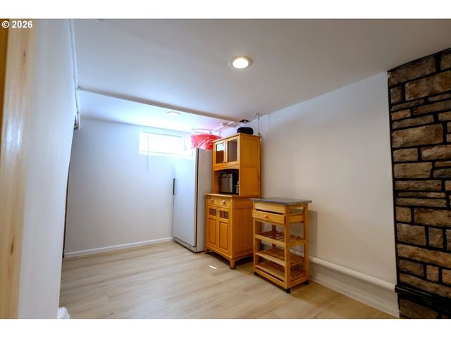8912 Se CLAY St, Portland, OR 97216