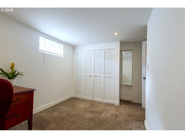 8912 Se CLAY St, Portland, OR 97216