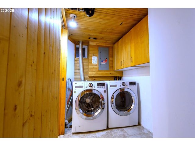 8912 Se CLAY St, Portland, OR 97216