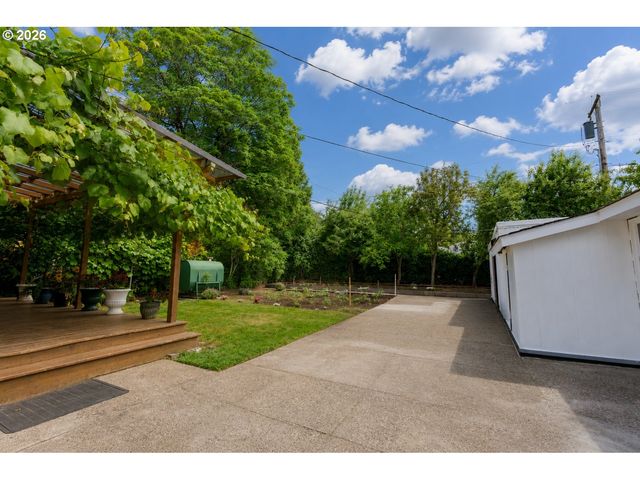 8912 Se CLAY St, Portland, OR 97216