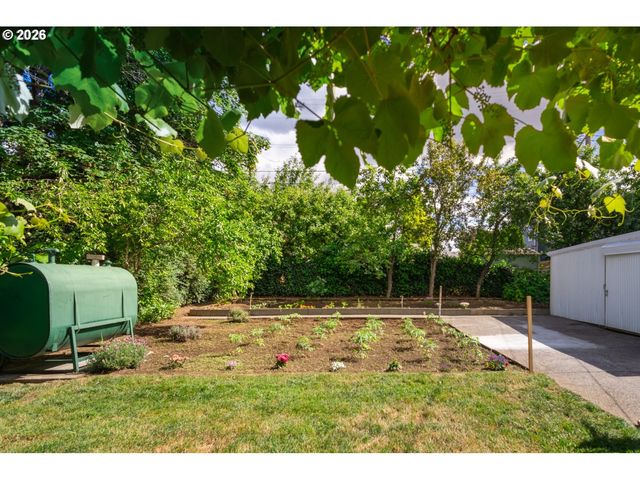 8912 Se CLAY St, Portland, OR 97216