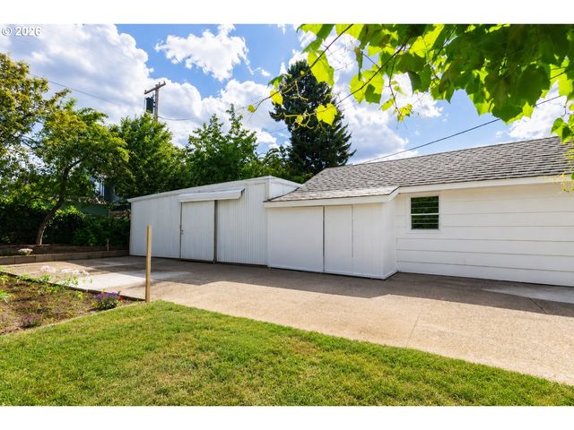 8912 Se CLAY St, Portland, OR 97216