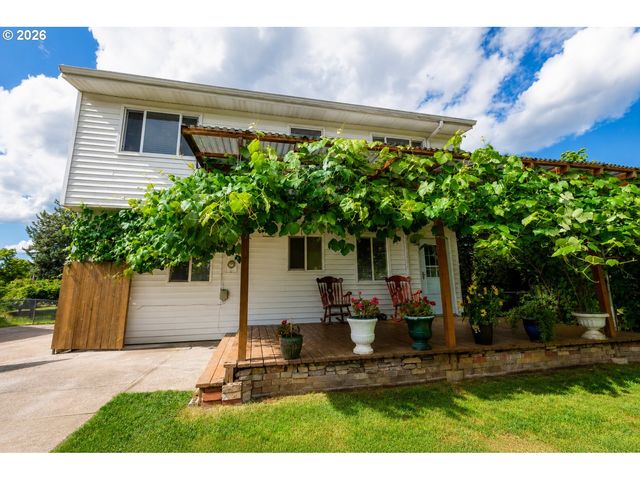 8912 Se CLAY St, Portland, OR 97216