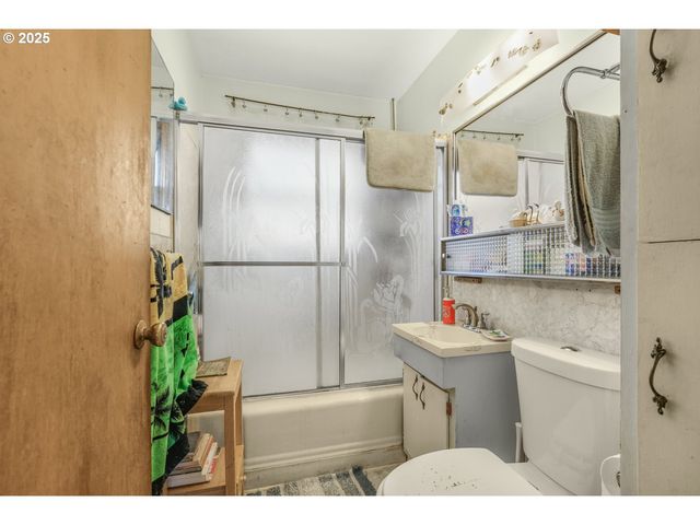 9837 Se REEDWAY St, Portland, OR 97266