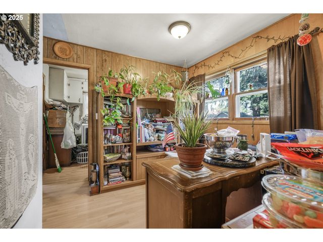 9837 Se REEDWAY St, Portland, OR 97266