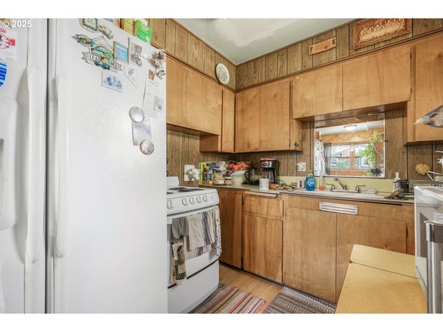 9837 Se REEDWAY St, Portland, OR 97266