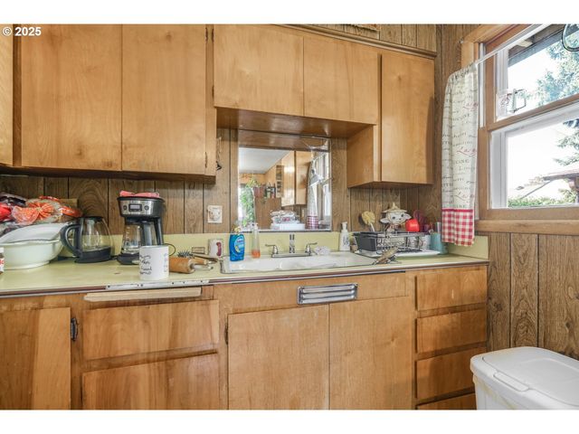 9837 Se REEDWAY St, Portland, OR 97266