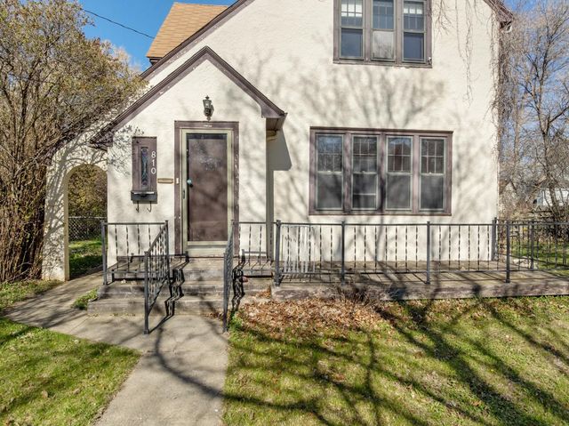 810 3rd St SE, Minot, ND 58701