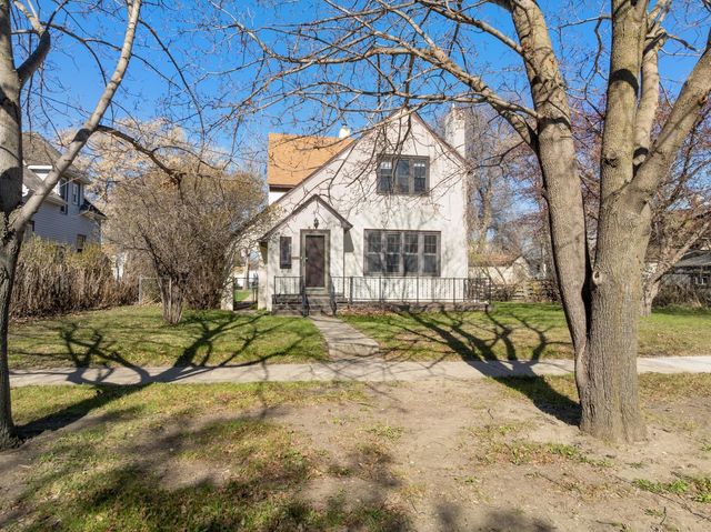 810 3rd St SE, Minot, ND 58701