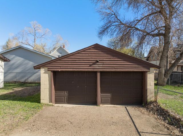 810 3rd St SE, Minot, ND 58701