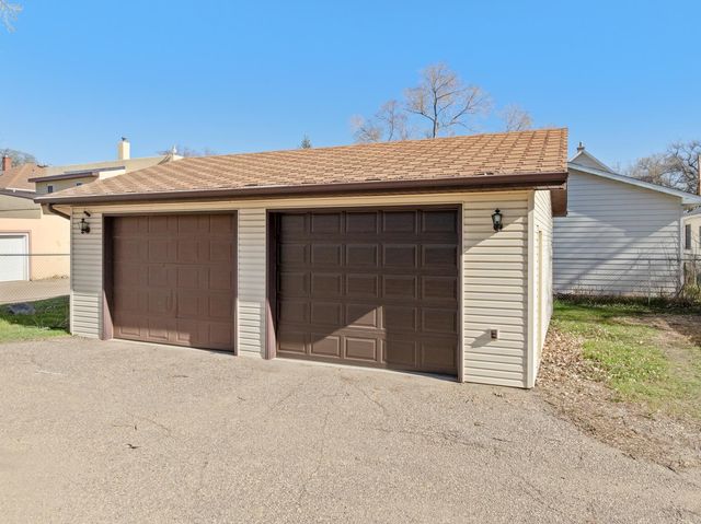 810 3rd St SE, Minot, ND 58701