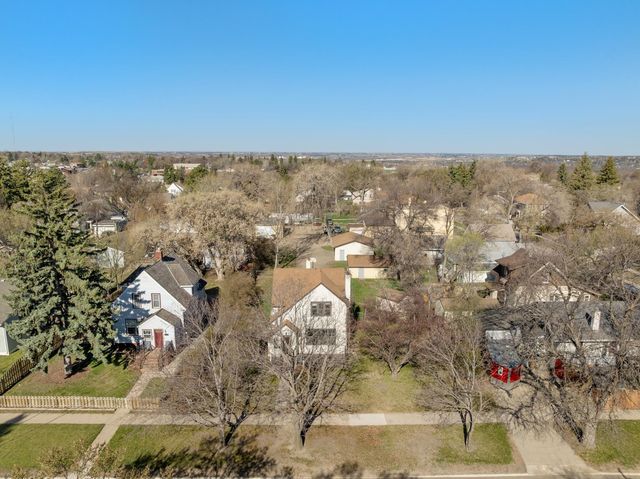 810 3rd St SE, Minot, ND 58701