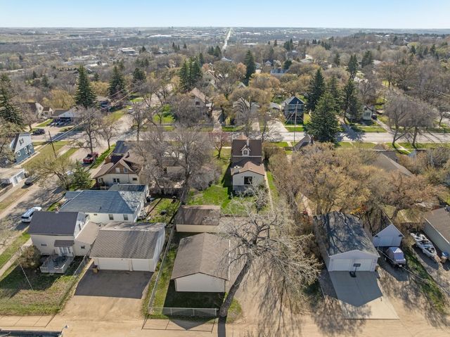 810 3rd St SE, Minot, ND 58701