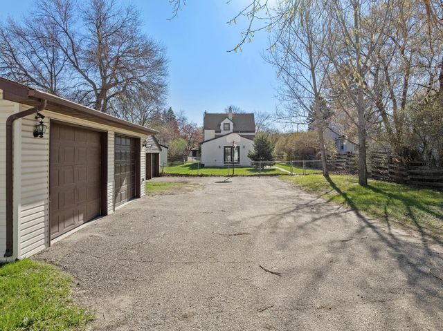 810 3rd St SE, Minot, ND 58701