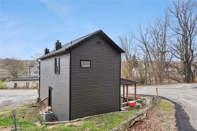 330 Braeburn Rd, Lower Burrell, PA 15068