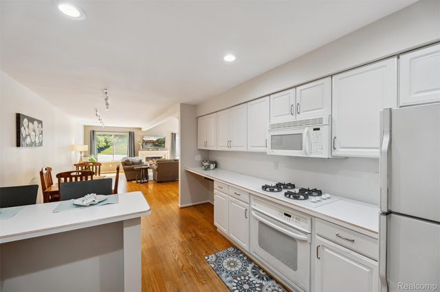 37484 N Laurel Park Drive, Livonia, MI 48152