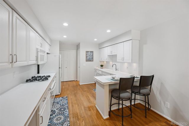 37484 N Laurel Park Drive, Livonia, MI 48152