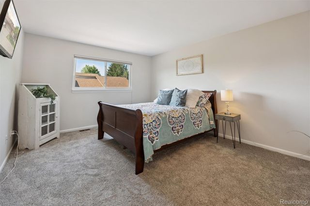 37484 N Laurel Park Drive, Livonia, MI 48152