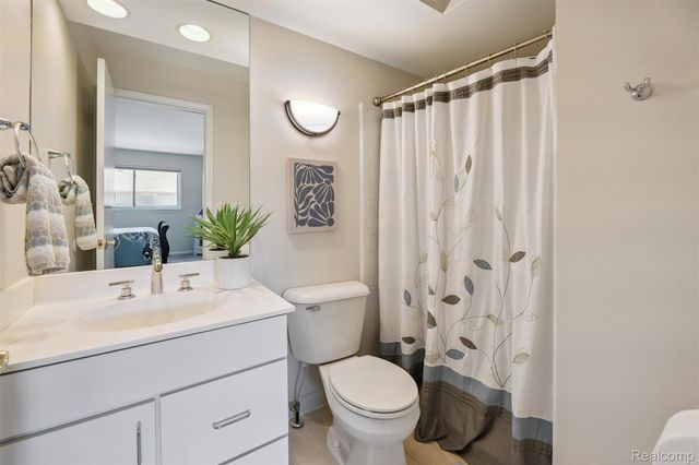 37484 N Laurel Park Drive, Livonia, MI 48152