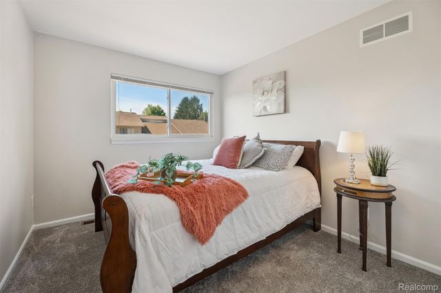 37484 N Laurel Park Drive, Livonia, MI 48152