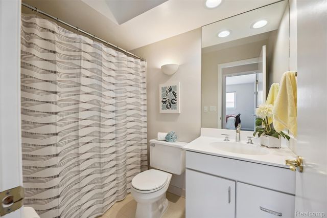 37484 N Laurel Park Drive, Livonia, MI 48152