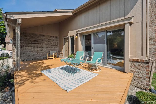 37484 N Laurel Park Drive, Livonia, MI 48152